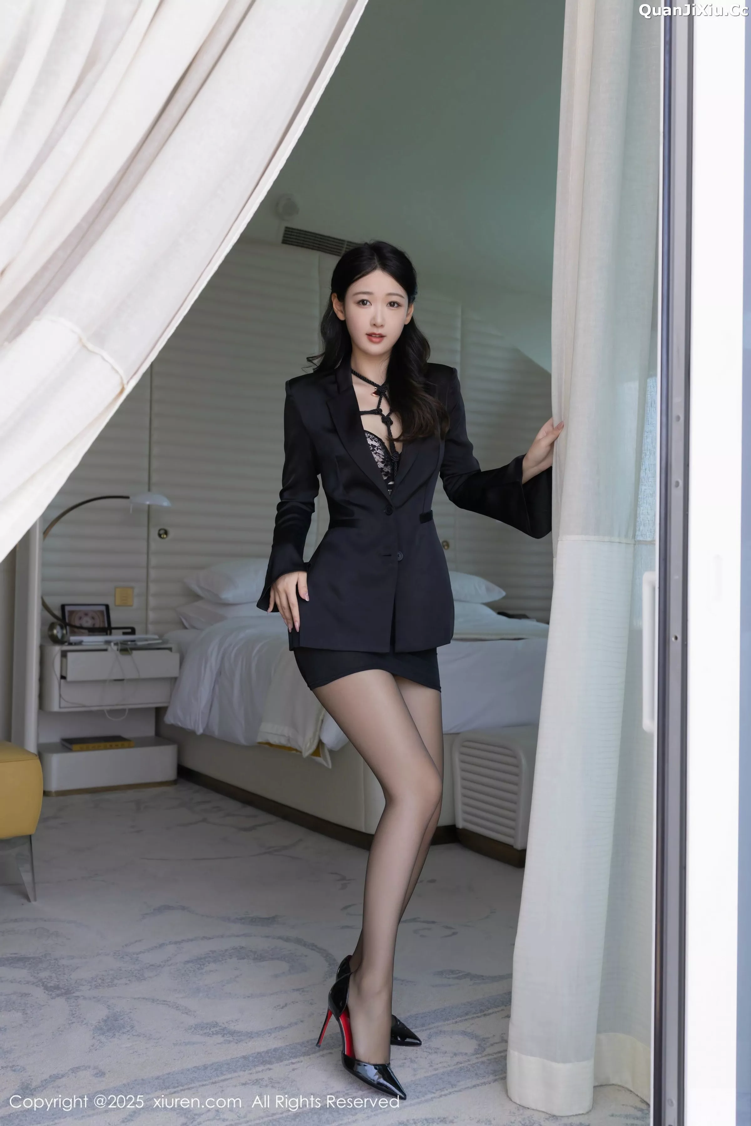 唐安琪性感黑色西服露黑色内衣配超薄黑丝秀美腿绝美写真80P 3