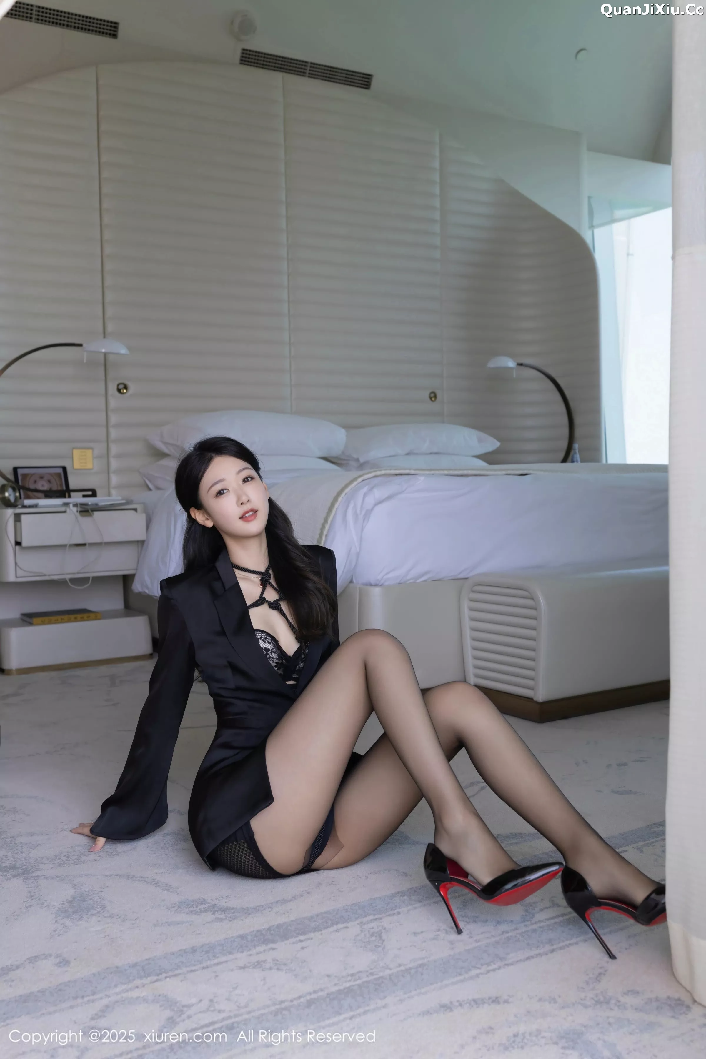 唐安琪性感黑色西服露黑色内衣配超薄黑丝秀美腿绝美写真80P 6