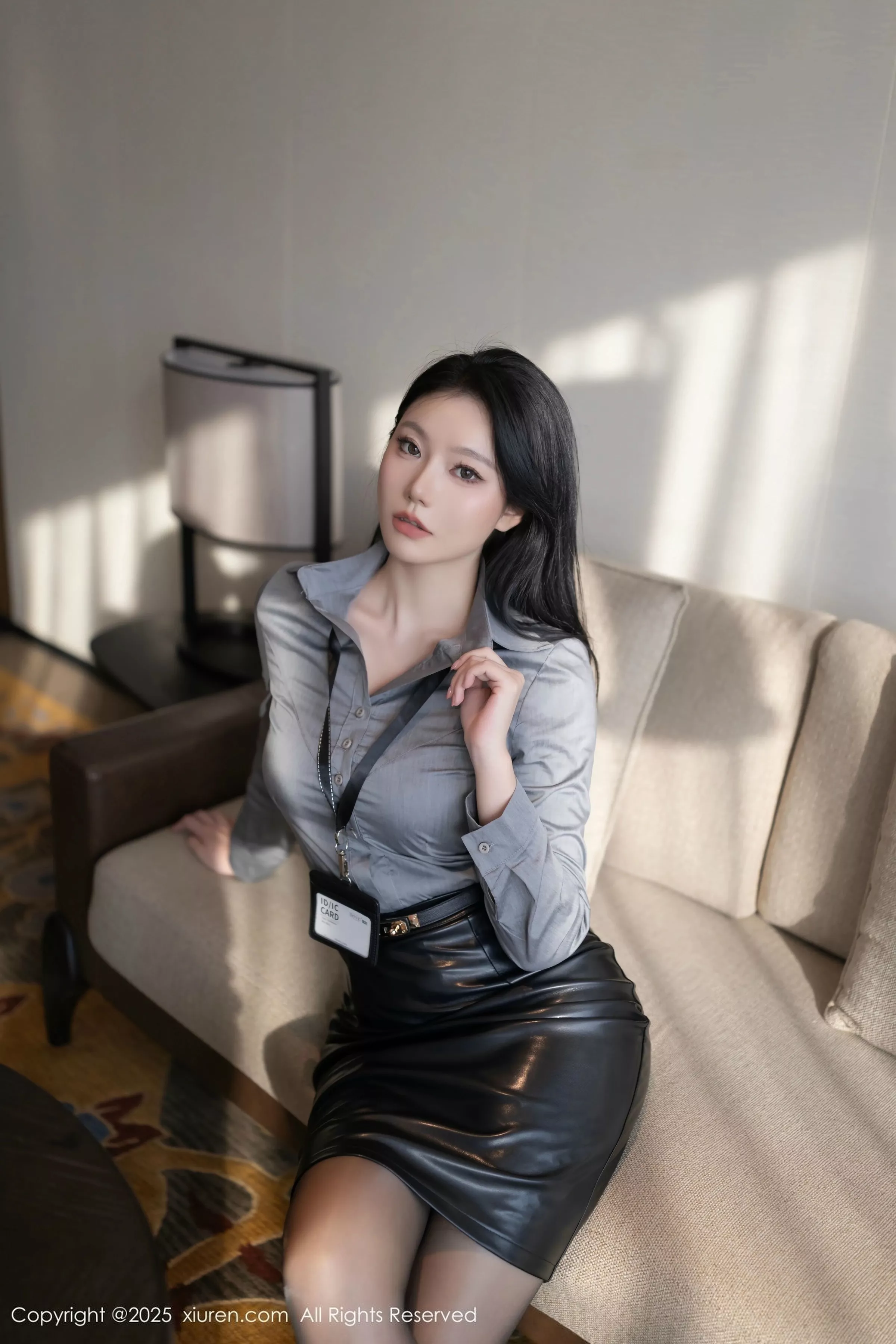 An Ran anran gray shirt paired with black leather mini skirt showing sheer black hosiery showcasing graceful figure stunning photo set 80P 7