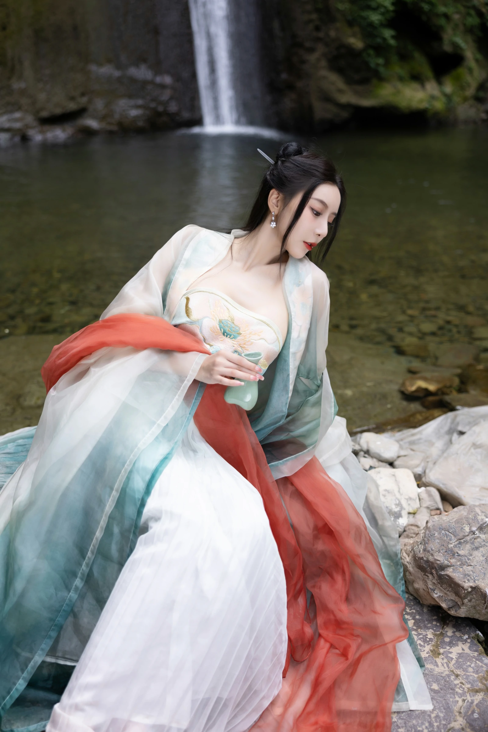 Wang Xinyao Yanni: Alluring Private Shoot at Waterfall in Green Ancient Costume (109P)