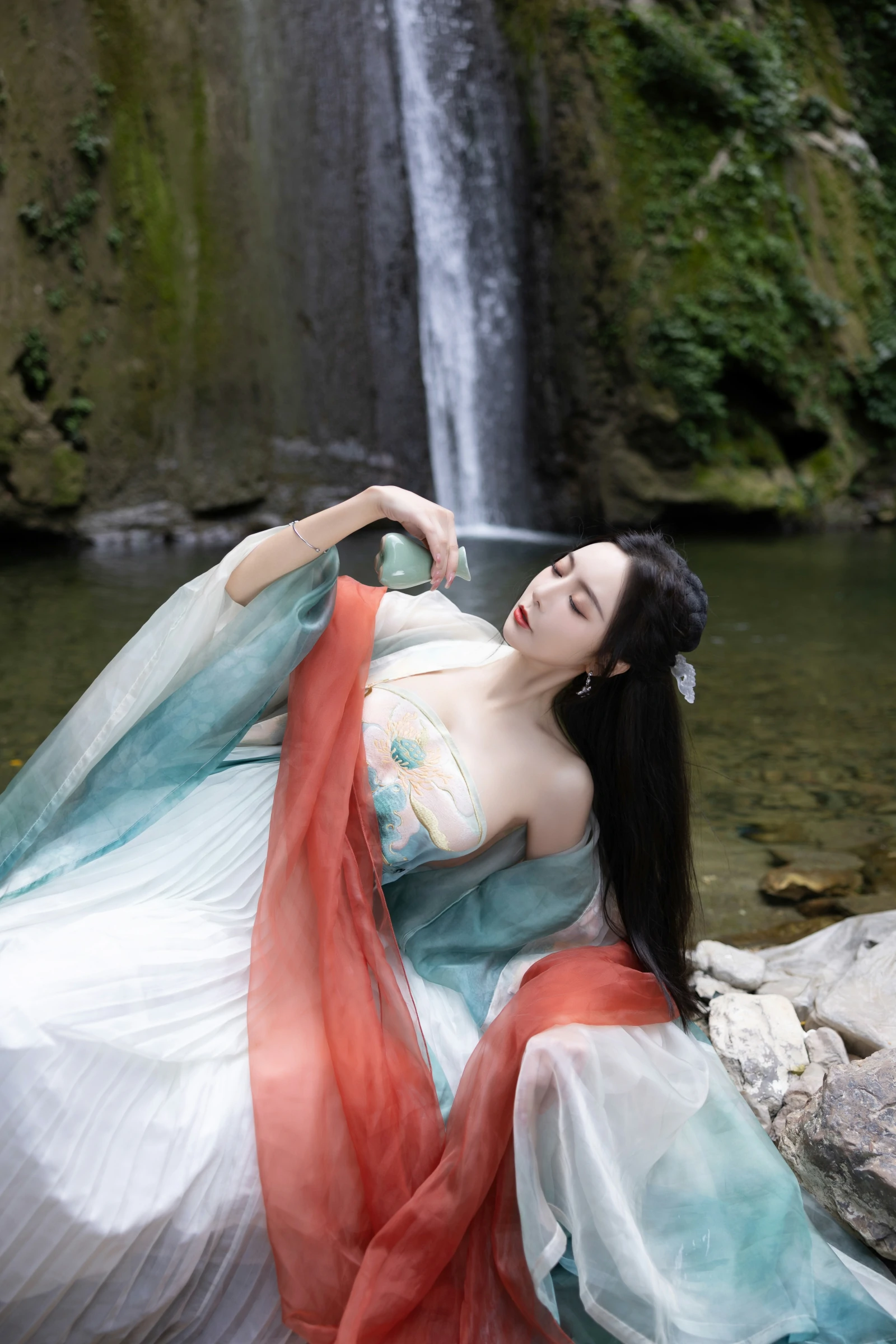 [Show Person Paid] Wang Xinyao Yanni Alluring Private Photoshoot Benefits Waterfall Green Ancient Costume 109P