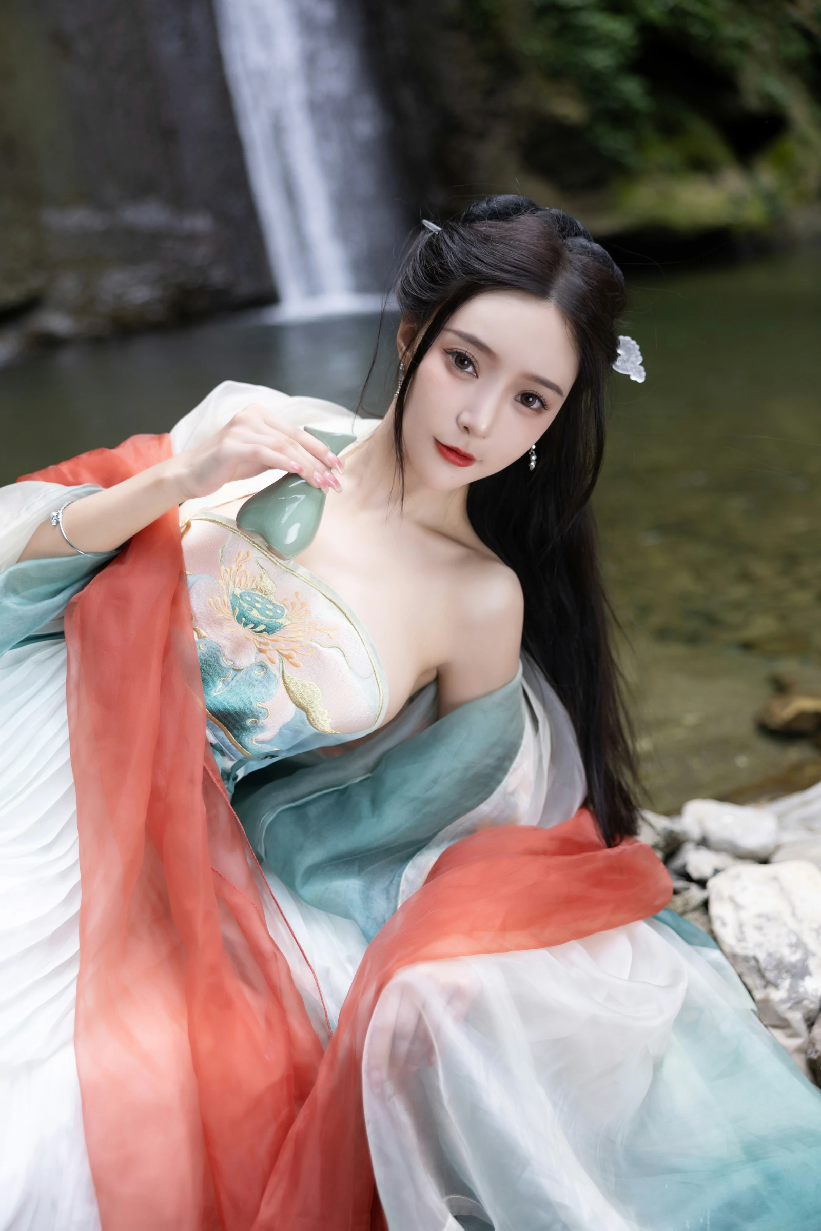 [Show Person Paid] Wang Xinyao Yanni Alluring Private Photoshoot Benefits Waterfall Green Ancient Costume 109P