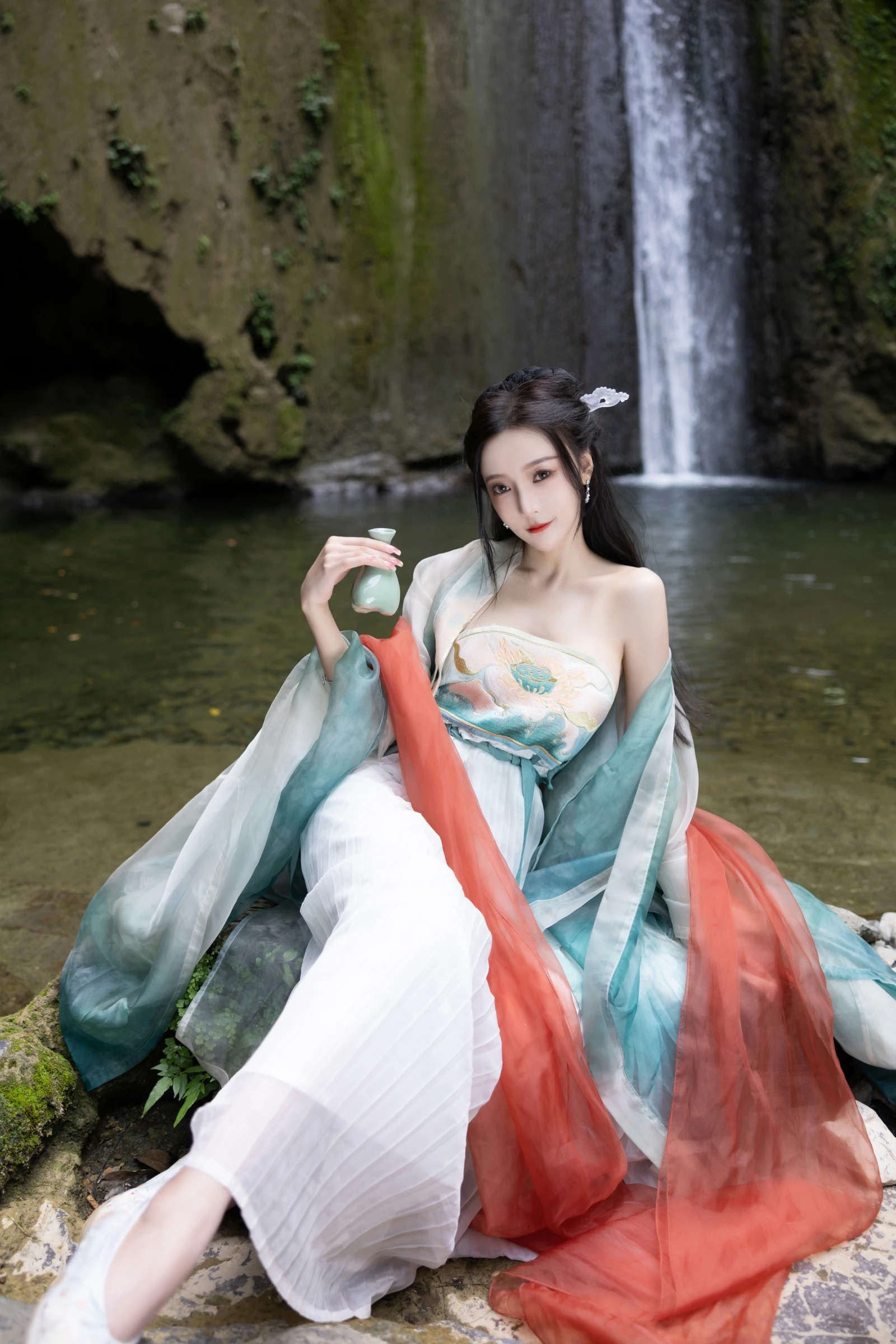 [Show Person Paid] Wang Xinyao Yanni Alluring Private Photoshoot Benefits Waterfall Green Ancient Costume 109P