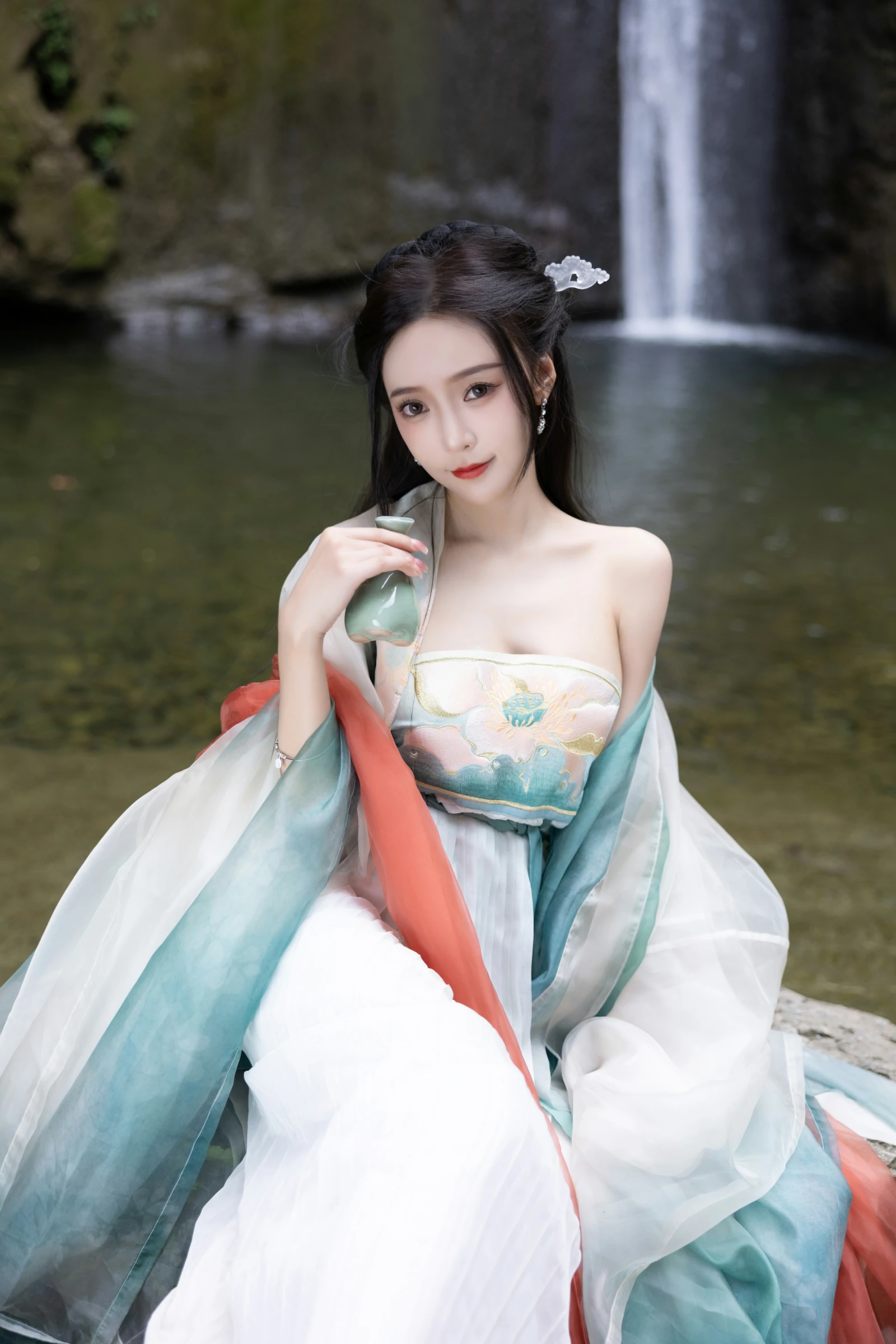 [Show Person Paid] Wang Xinyao Yanni Alluring Private Photoshoot Benefits Waterfall Green Ancient Costume 109P