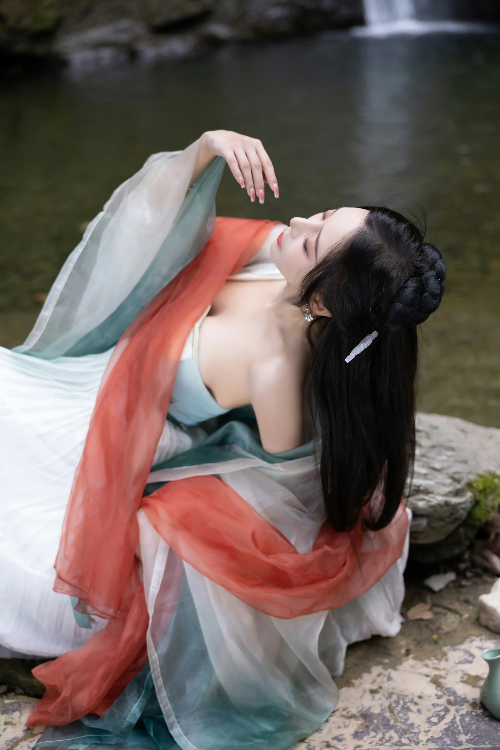 [Show Person Paid] Wang Xinyao Yanni Alluring Private Photoshoot Benefits Waterfall Green Ancient Costume 109P