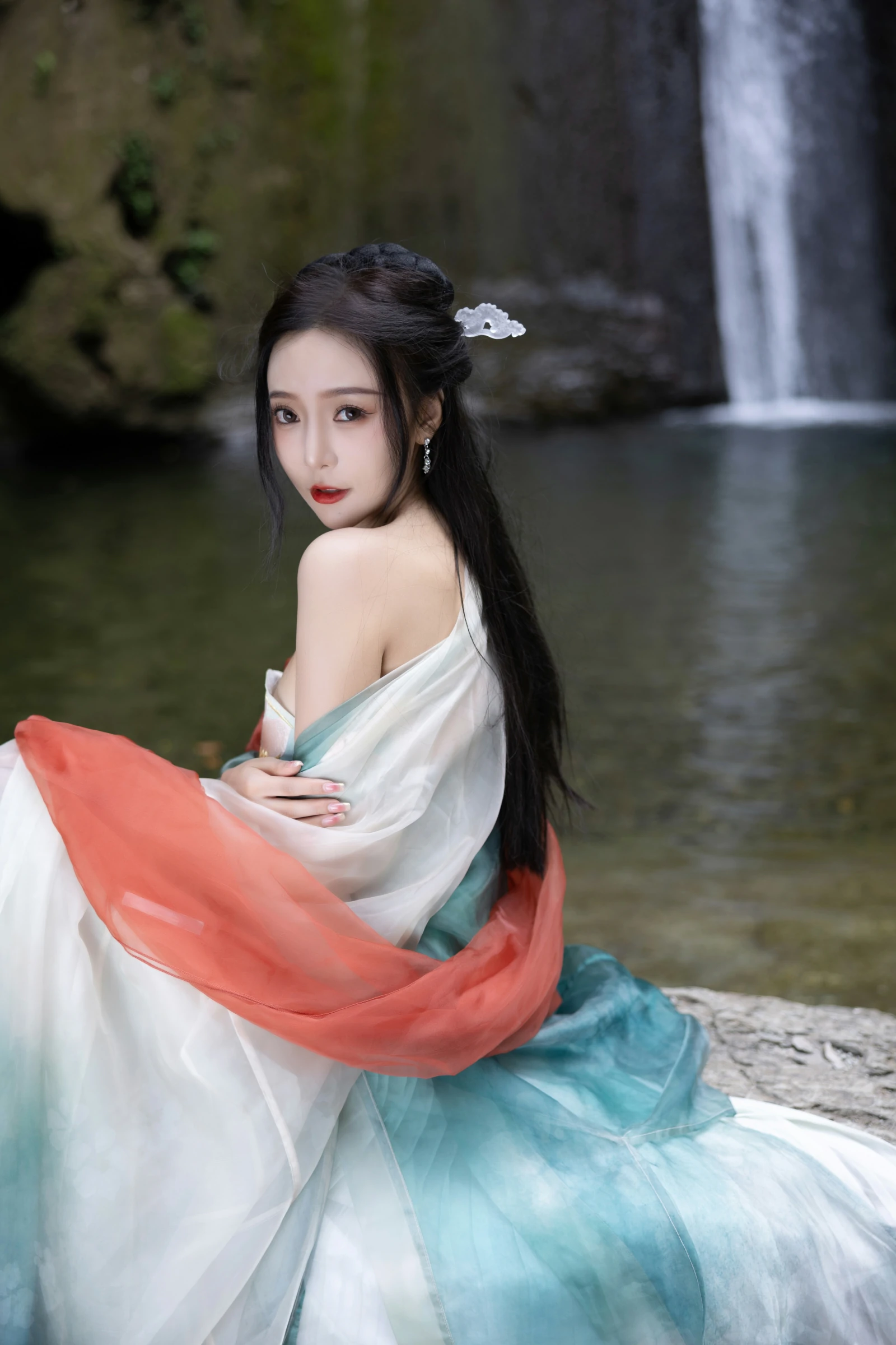 [Show Person Paid] Wang Xinyao Yanni Alluring Private Photoshoot Benefits Waterfall Green Ancient Costume 109P