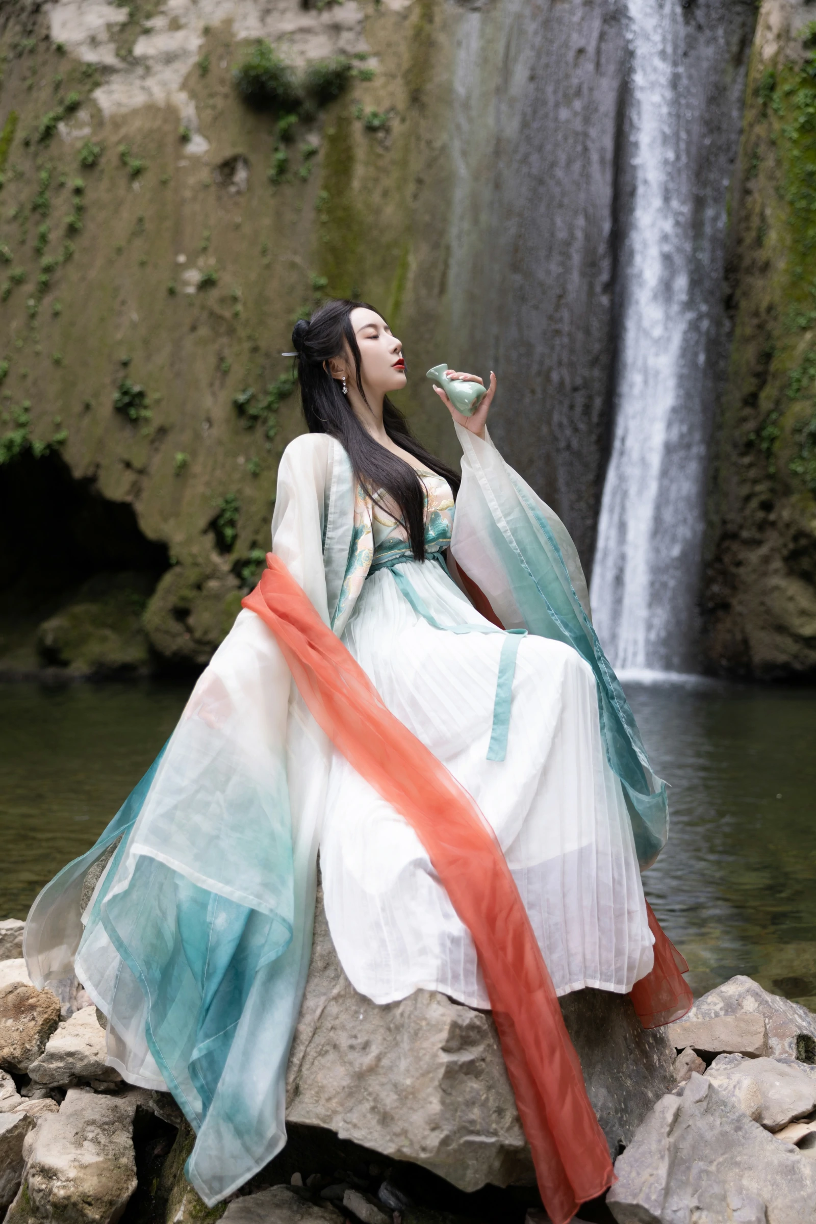[Show Person Paid] Wang Xinyao Yanni Alluring Private Photoshoot Benefits Waterfall Green Ancient Costume 109P