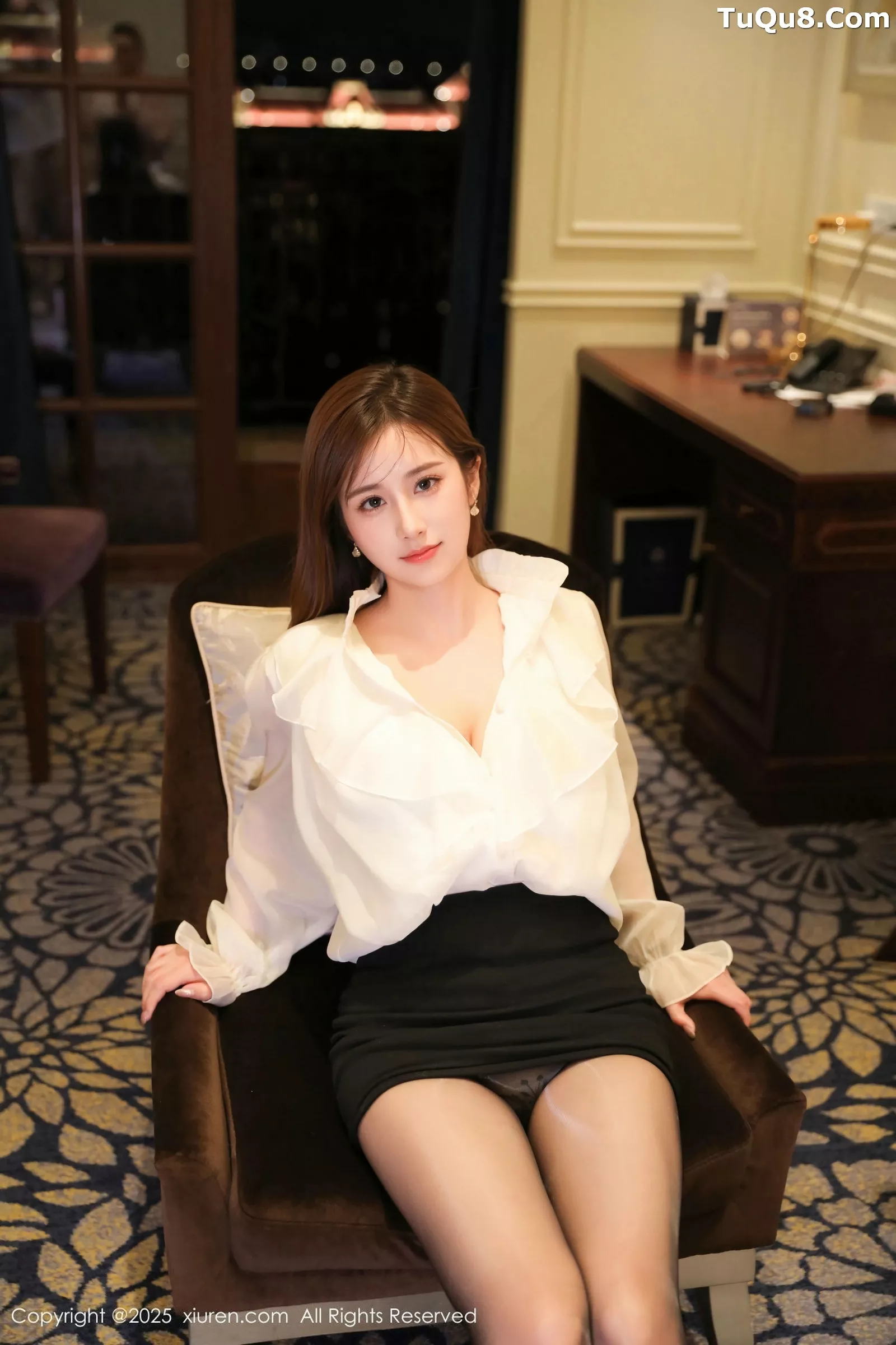 小肉肉咪OL服饰露黑色内衣配超薄黑丝秀凹凸身材绝美写真74P 8