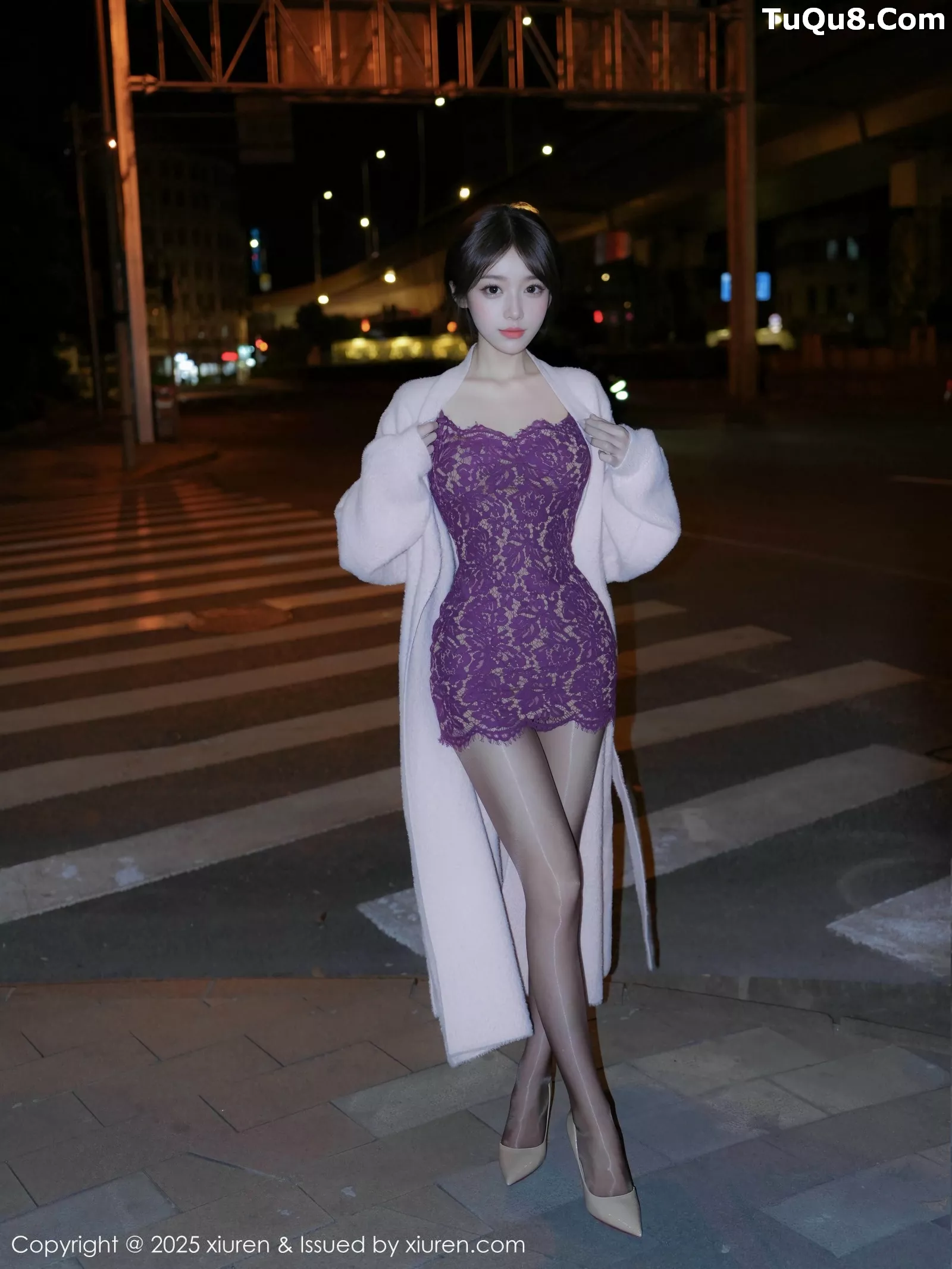 汁汁性感紫色吊带短裙配闪亮黑丝秀曼妙身姿迷人绝美写真53P 5