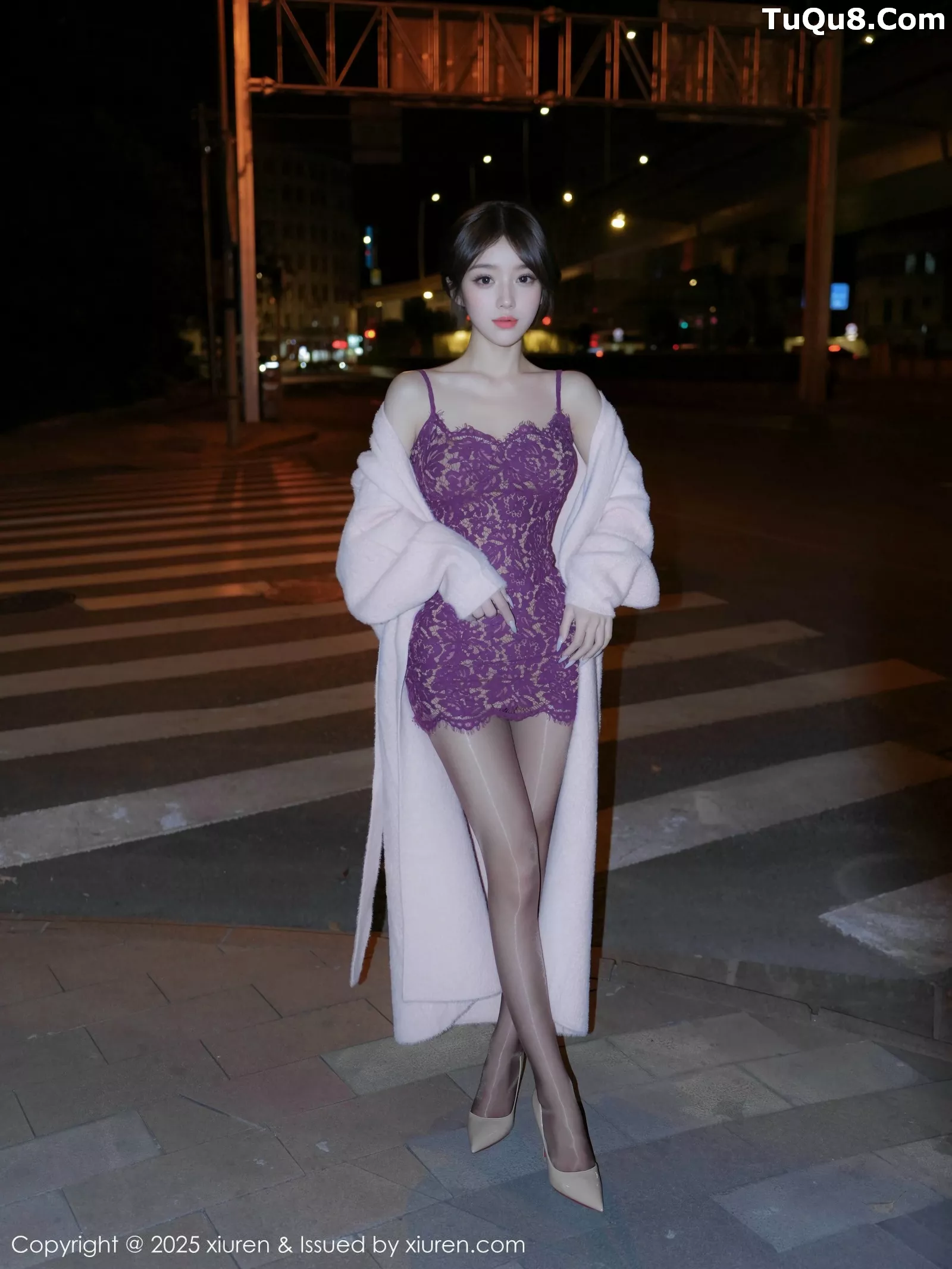 汁汁性感紫色吊带短裙配闪亮黑丝秀曼妙身姿迷人绝美写真53P 6