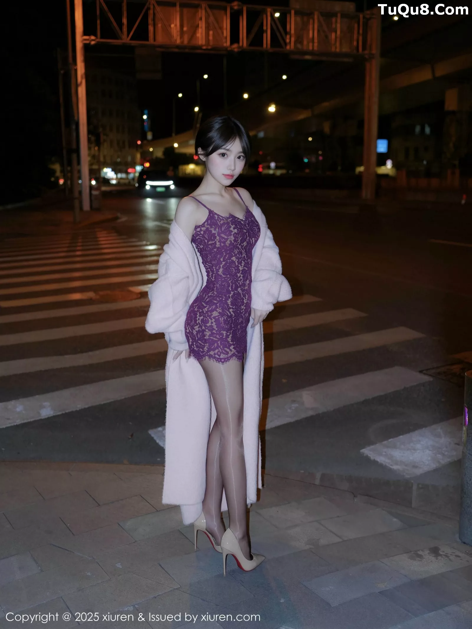 汁汁性感紫色吊带短裙配闪亮黑丝秀曼妙身姿迷人绝美写真53P 7