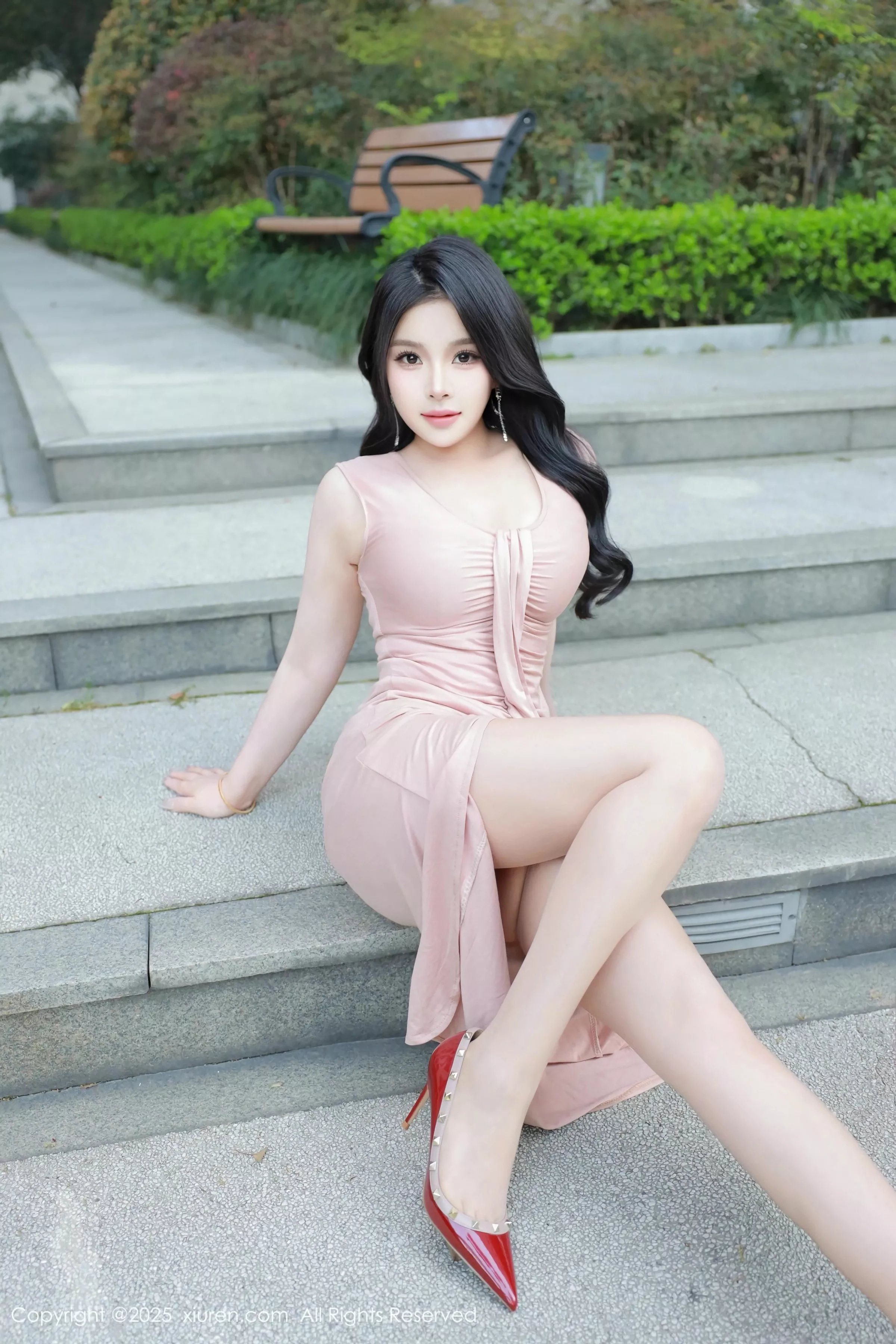 麦田性感粉色连衣长裙+黑丝网袜连体衣秀丰满身材绝美写真46P 2