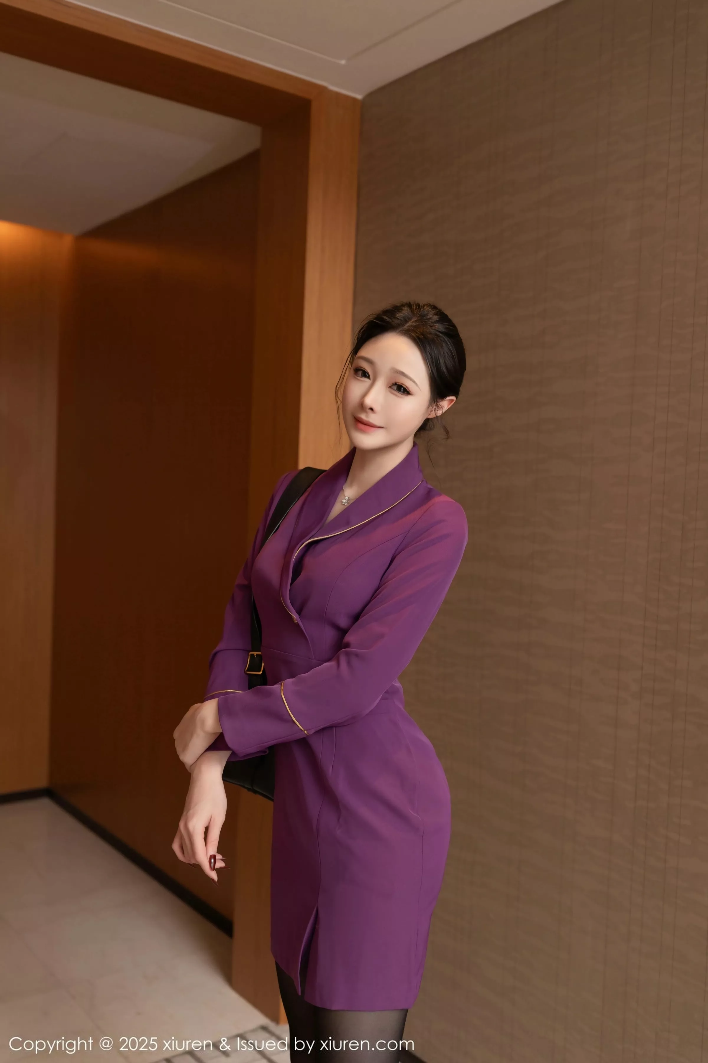 小逗逗性感紫色制服露黑色情趣内衣配超薄黑丝秀美腿绝美写真80P 3